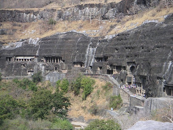 Джуннар известен несколькими древними пещерными комплексами